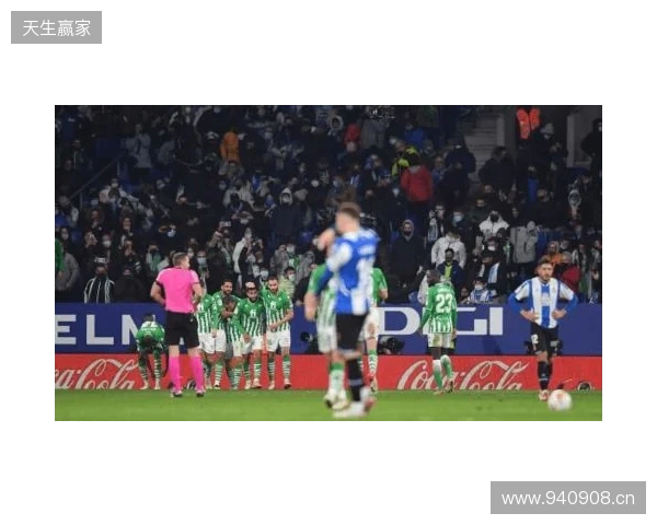 西班牙名嘴:维尼在替补席发笑不职业,在哪都该被开除 西班牙名嘴:维尼在替补席发笑不职业,在哪都该被开除